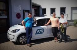 Testfahrzeug e-up
Foto: Juli 2015
von links: Jörg Spiller, Susi Nobis, Mitarbeiterin Mobilitätsdienstleister FM future mobility GmbH, Zwickau